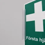 Skylthållare Vinkel för A5-skyltar – Med dubbelhäftande tejp